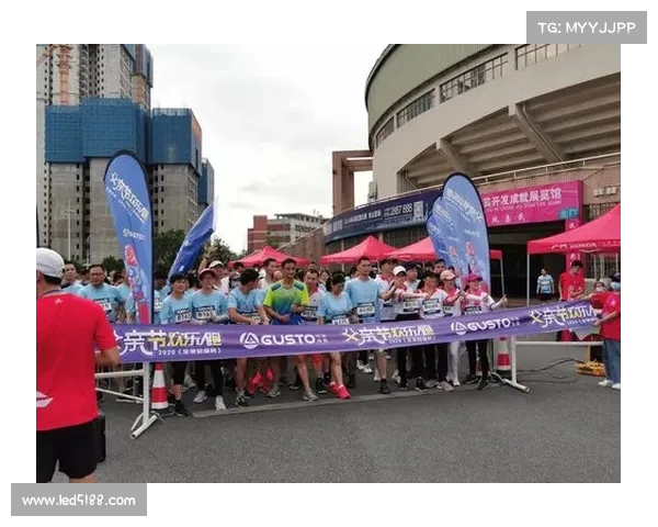 周霞携子轻松挑战欢乐跑,跨越终点尽显风采 周霞携子轻松挑战欢乐跑,跨越终点尽显风采